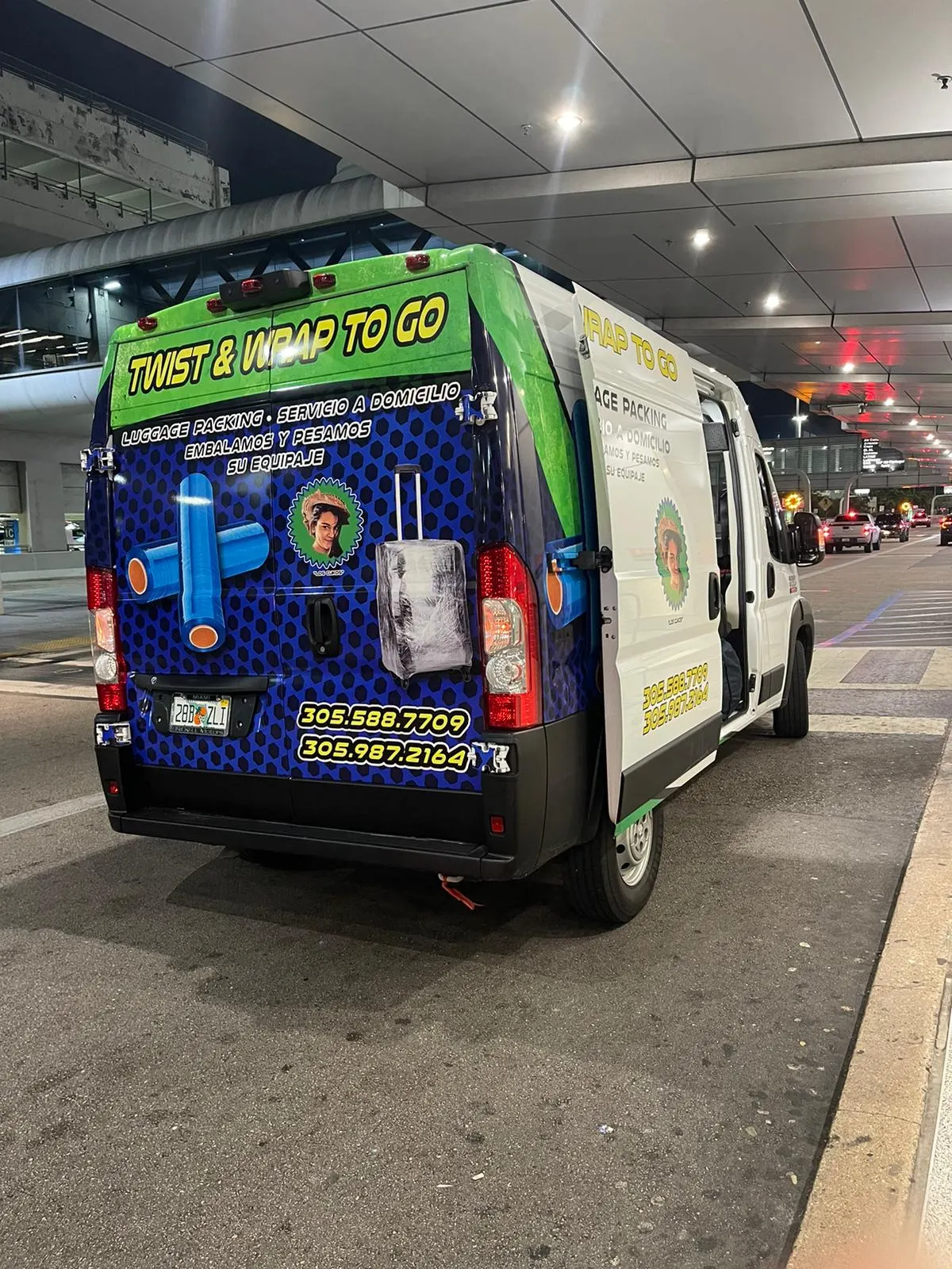 Furgoneta de Twist & Wrap To Go en el aeropuerto