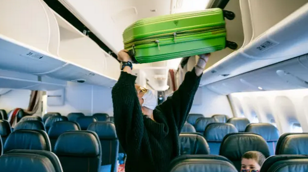 Equipaje de mano gratuito en Ryanair o Vueling: casos en los que